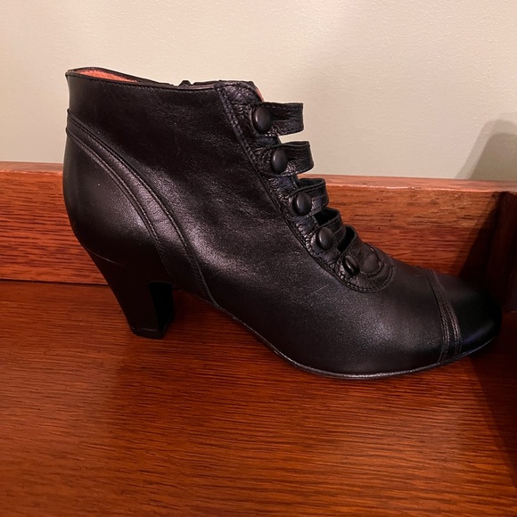 RE-MIX Classic Vintage Footwear Cassie Leather Button Front Ankle Boots size 9 - Picture 3 of 6